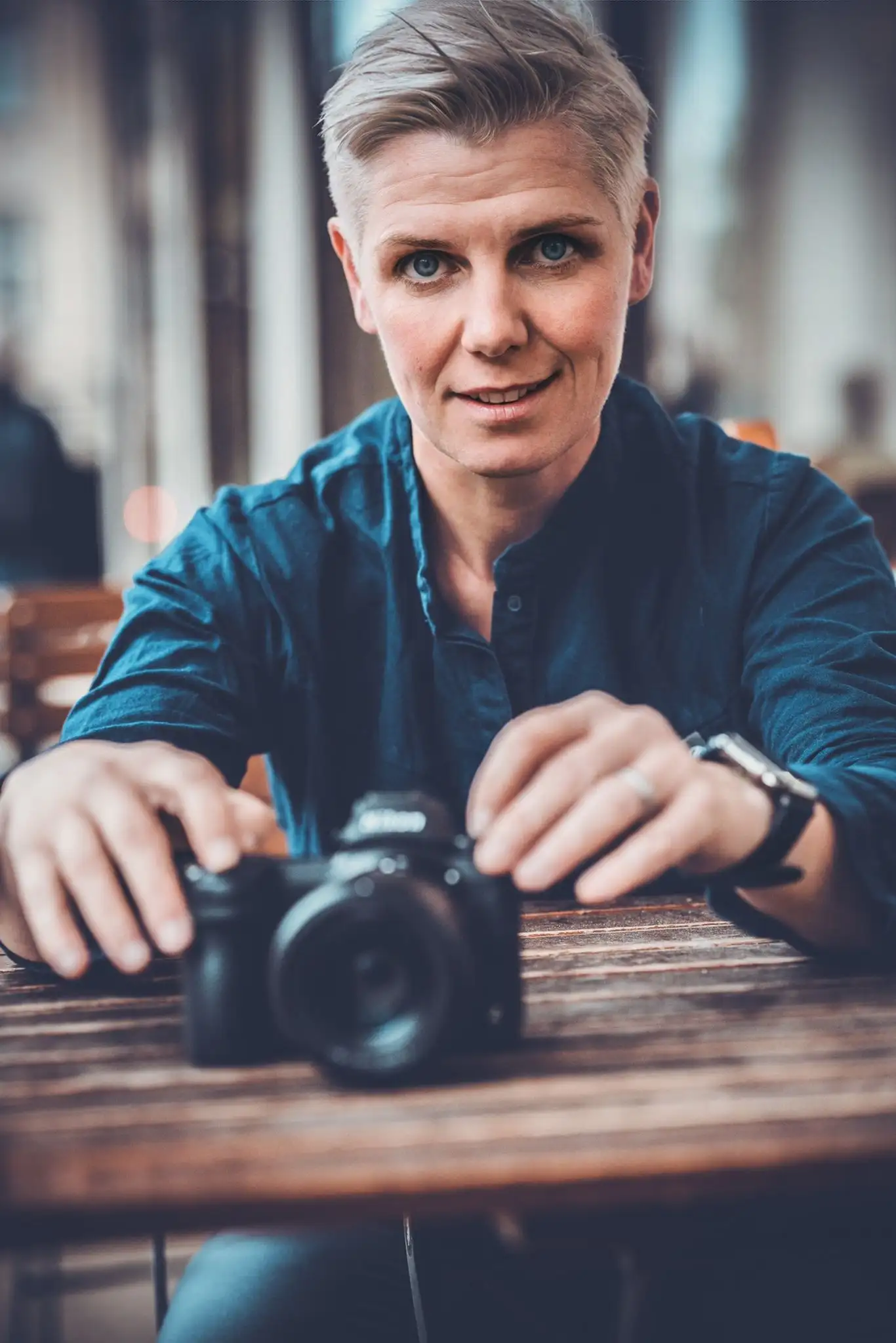 Katrin Quirder, Sichtbarkeits-Gestalterin von quirkativ, mit Kamera